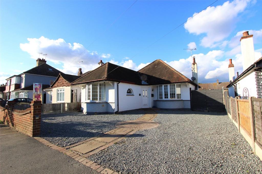 Rayleigh Drive, LeighonSea, Essex, SS9 2 bed bungalow £1,575 pcm (£