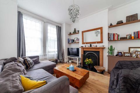 2 bedroom flat to rent, Queenstown Road, Battersea SW8