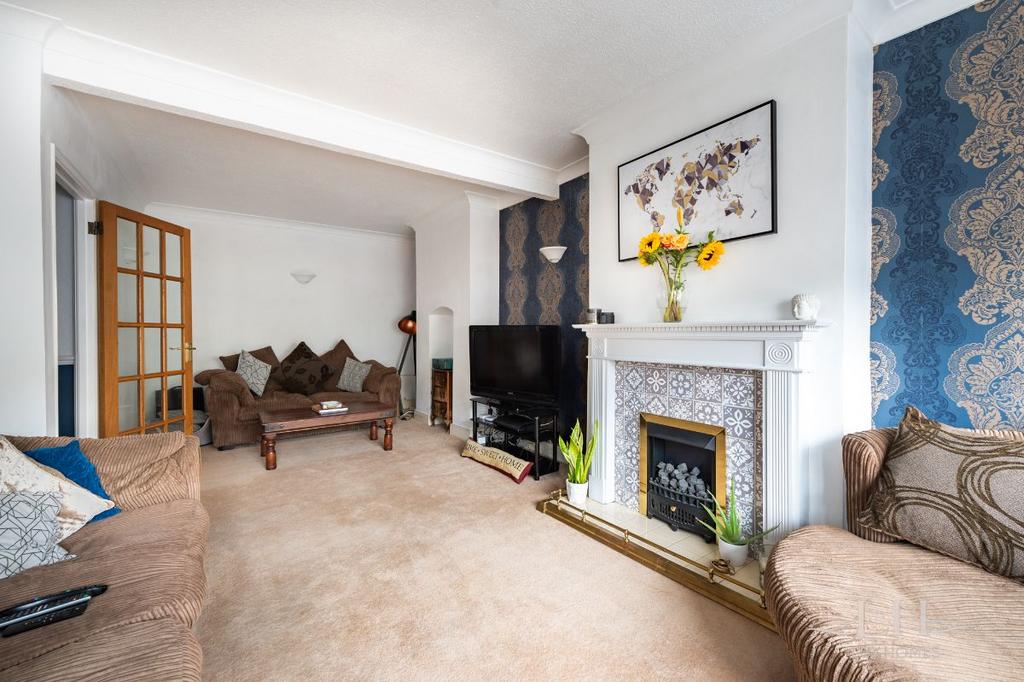 Chestnut Avenue, Hornchurch 3 bed terraced house for sale £425,000