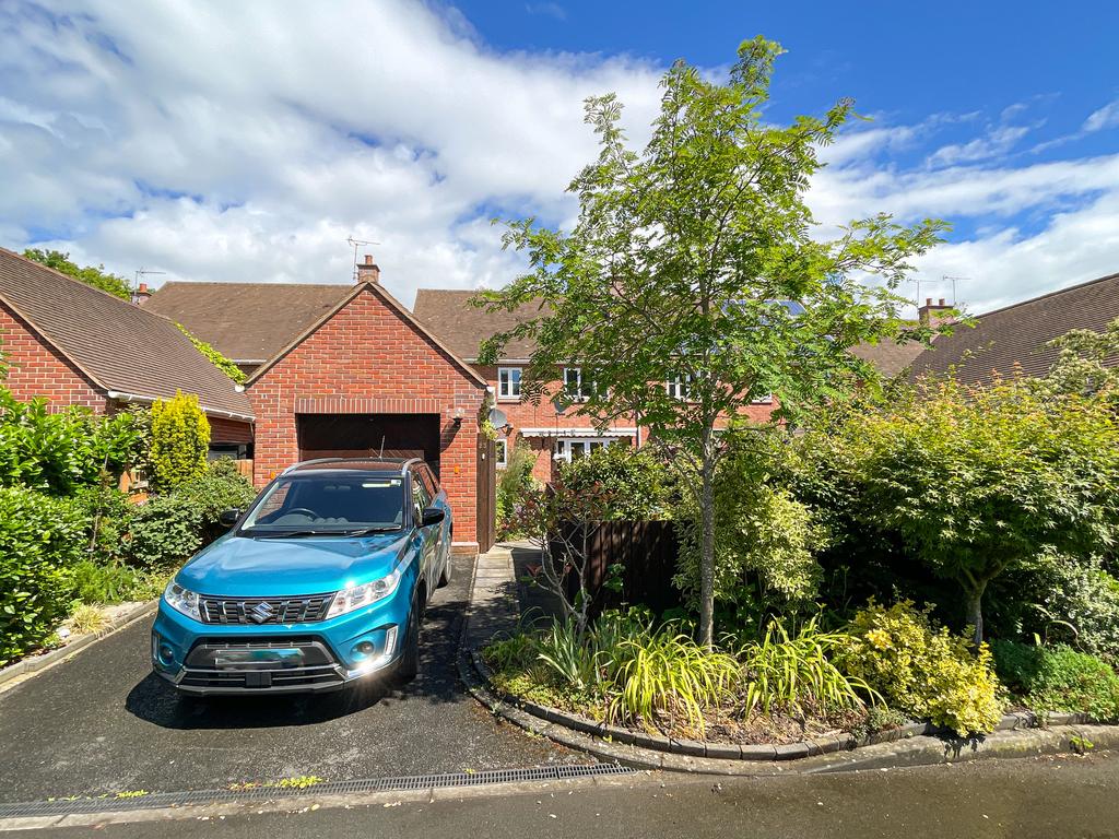 25 Woodfield Gardens - Parking &amp; garage