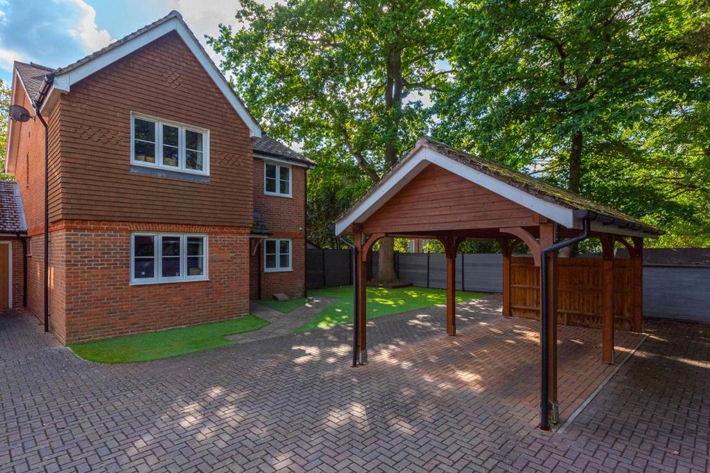 Farnborough, Hampshire GU14 5 bed link detached house for sale £800,000