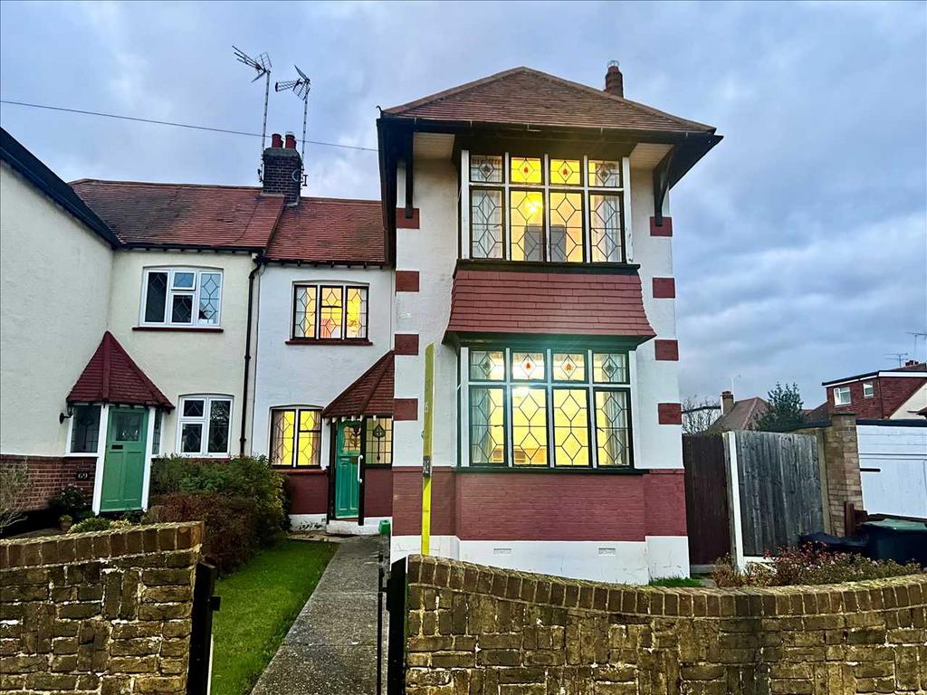 Leigh on Sea SS9 3 bed semidetached house for sale £525,000