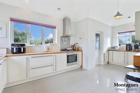 8 Green Walk, Ongar, CM5 9HR