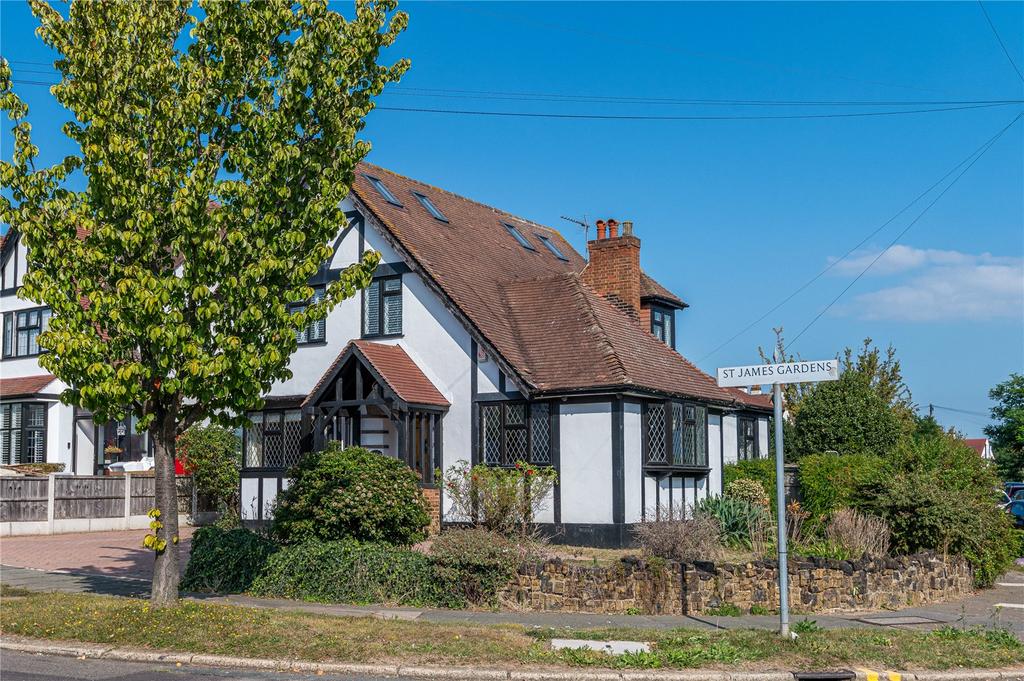 St. James Gardens, WestcliffonSea, Essex, SS0 3 bed detached house