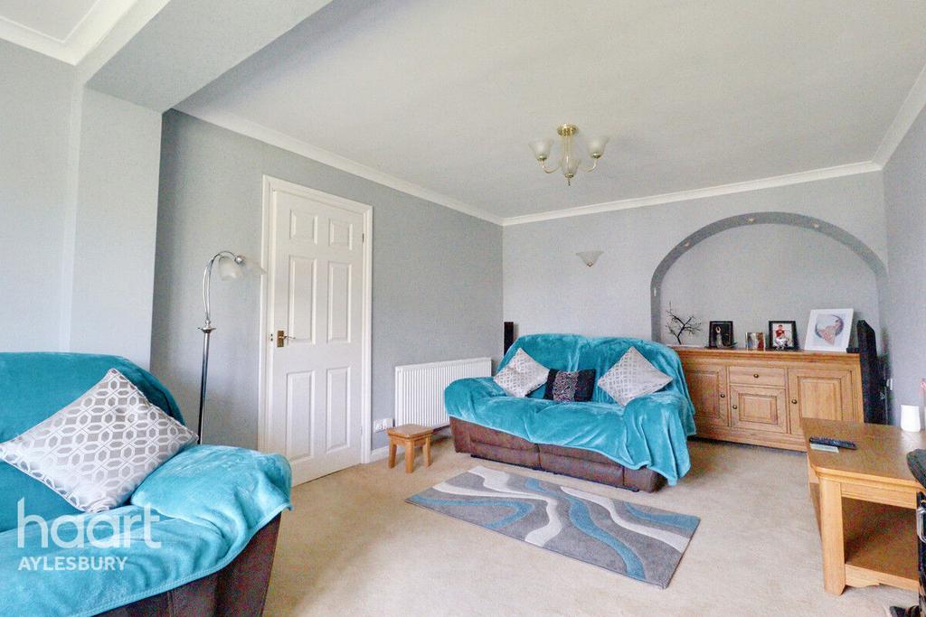 Savernake Road, Aylesbury 3 bed semidetached house £350,000