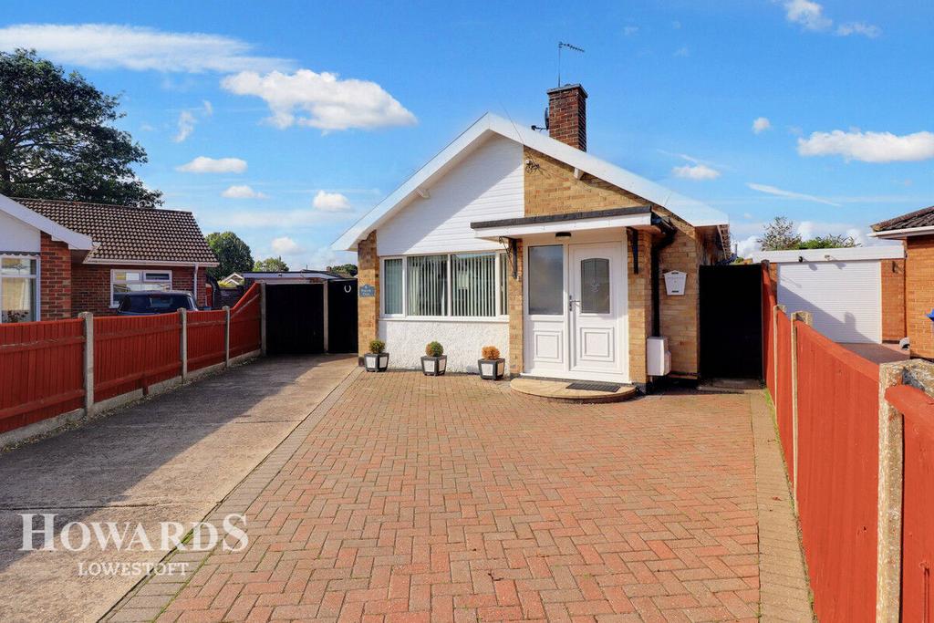 Peacock Close, Lowestoft 2 bed detached bungalow for sale £265,000