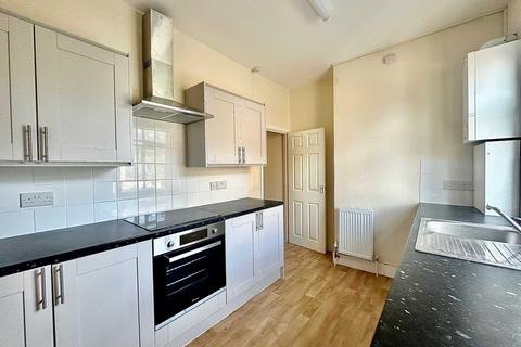 2 bedroom flat to rent, Woodhouse Road, North Finchley, London N12
