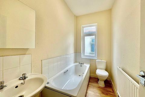 2 bedroom flat to rent, Woodhouse Road, North Finchley, London N12