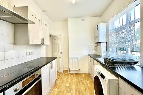 2 bedroom flat to rent, Woodhouse Road, North Finchley, London N12
