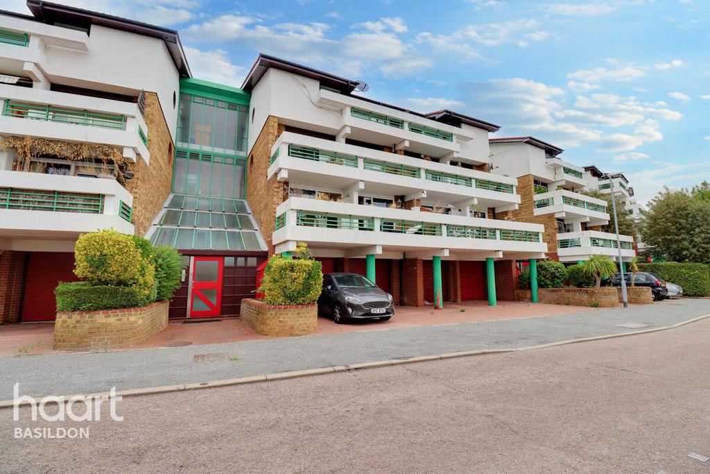 The Vale, Basildon 2 bed flat for sale £260,000