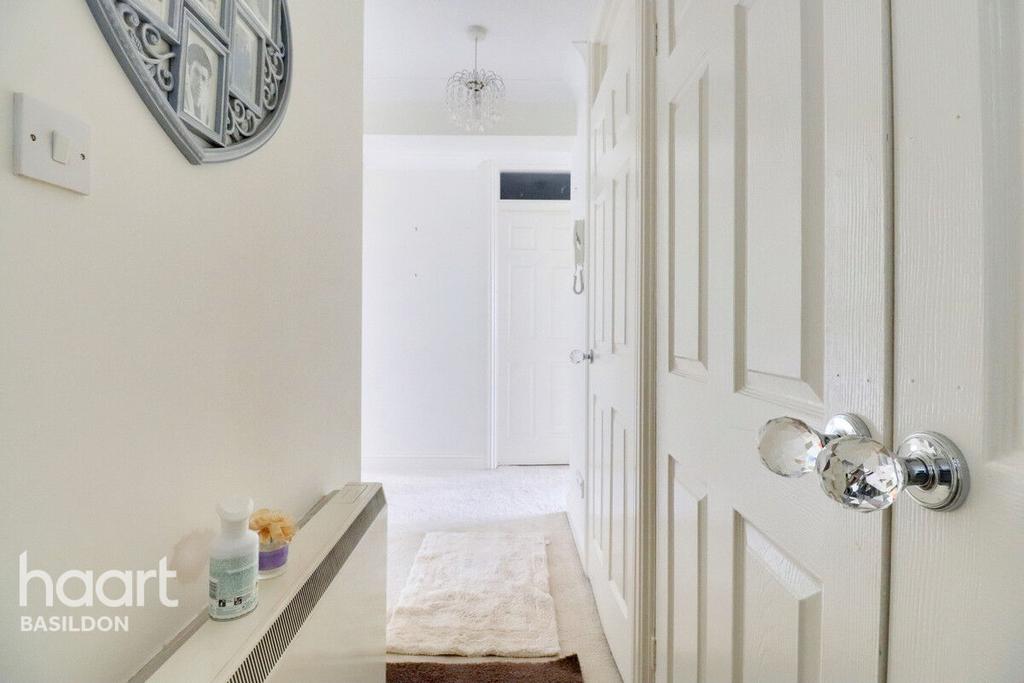 The Vale, Basildon 2 bed flat for sale £260,000