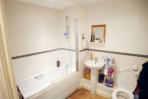 1 bedroom flat for sale, Trafalgar Gardens, Crawley RH10