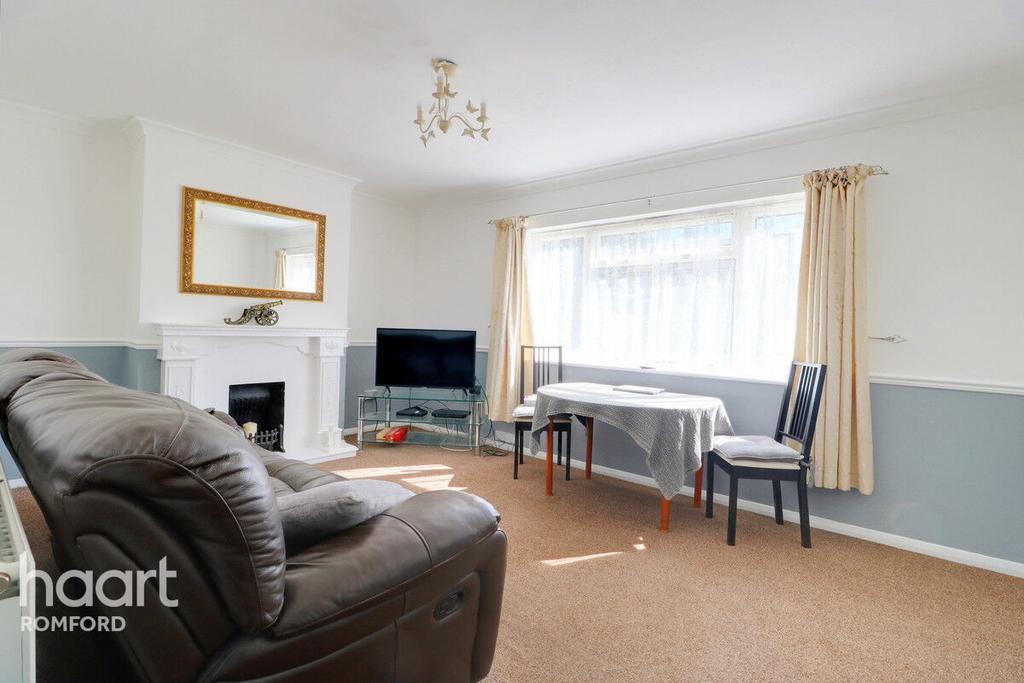 Knighton Close, Romford 2 bed apartment for sale £250,000