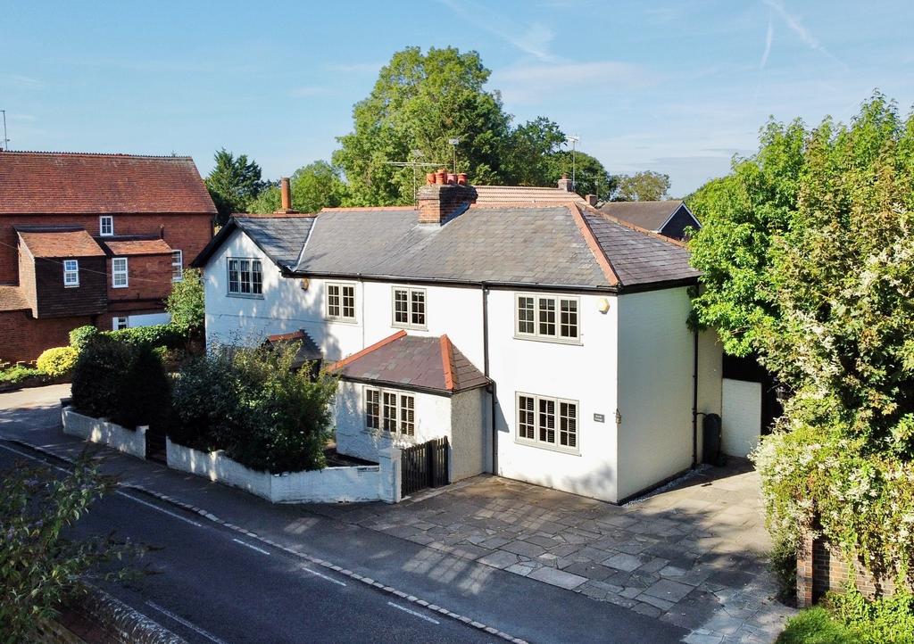 Ascot Road, Holyport, Maidenhead 6 bed detached house for sale £1,195,000