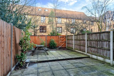 4 bedroom terraced house to rent, Waveney Close, London