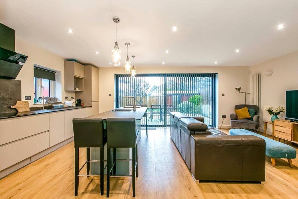 Lake Road, Hamworthy, Poole 4 bed detached house to rent £2,250 pcm (£519 pw)