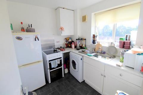 Studio to rent, Lowestoft Drive, Slough