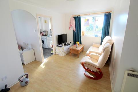 Studio to rent, Lowestoft Drive, Slough