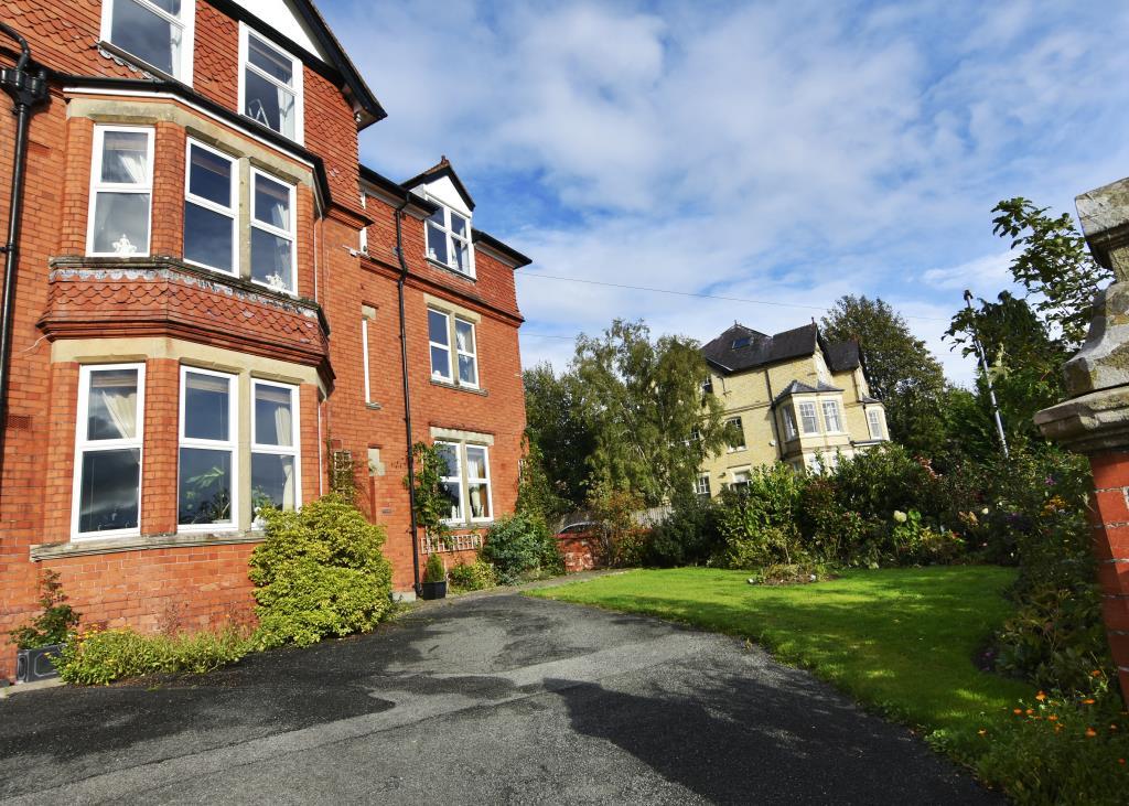Llandrindod Wells, Wales, LD1 6 bed semidetached house for sale £425,000