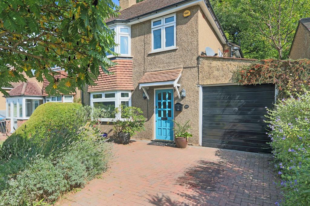 Mead Way, Coulsdon 3 bed semidetached house £545,000