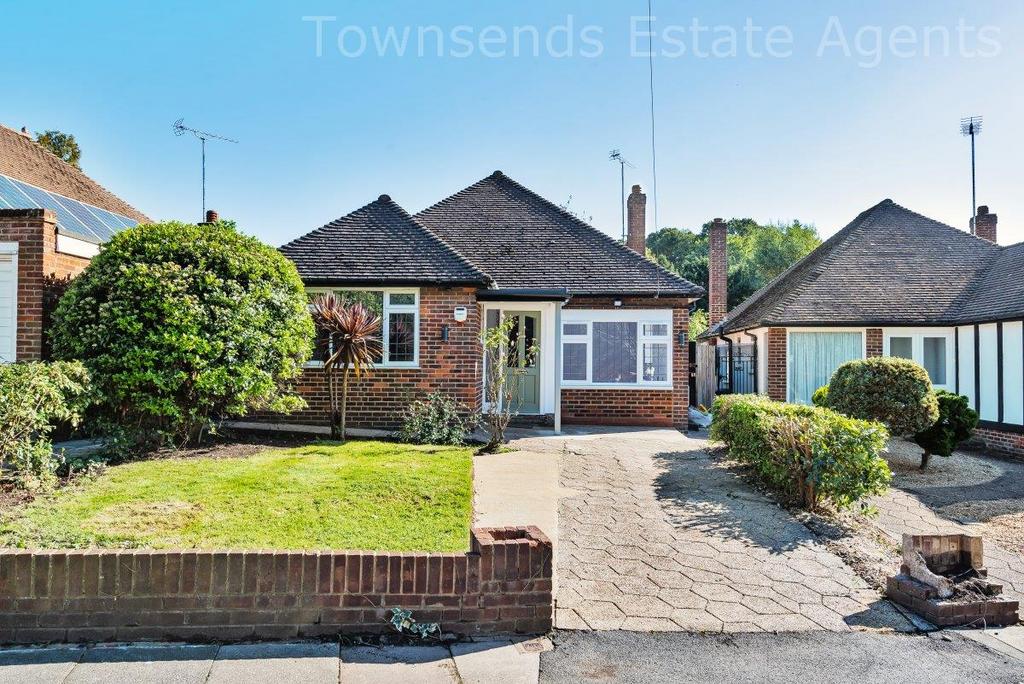 Northwood Way, Northwood HA6 3 bed detached house £2,500 pcm (£577 pw)