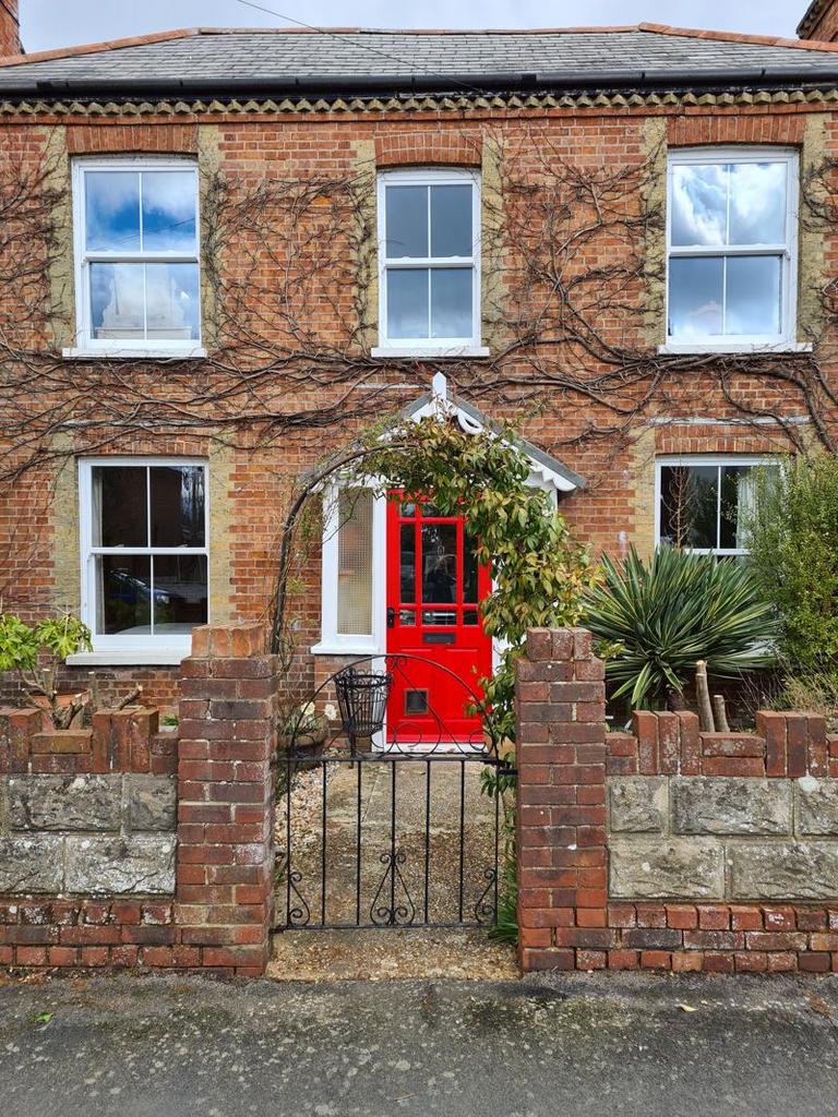 Western Road, Lymington 2 bed apartment £1,200 pcm (£277 pw)