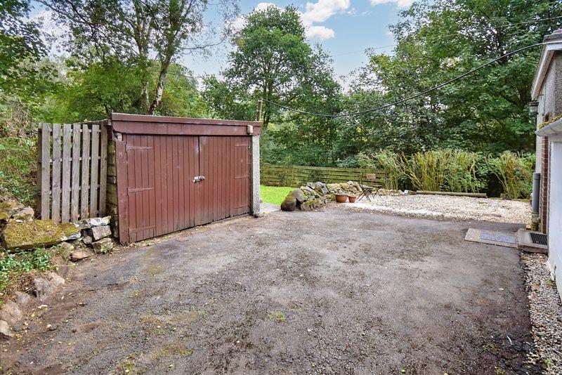 Driveway to Side