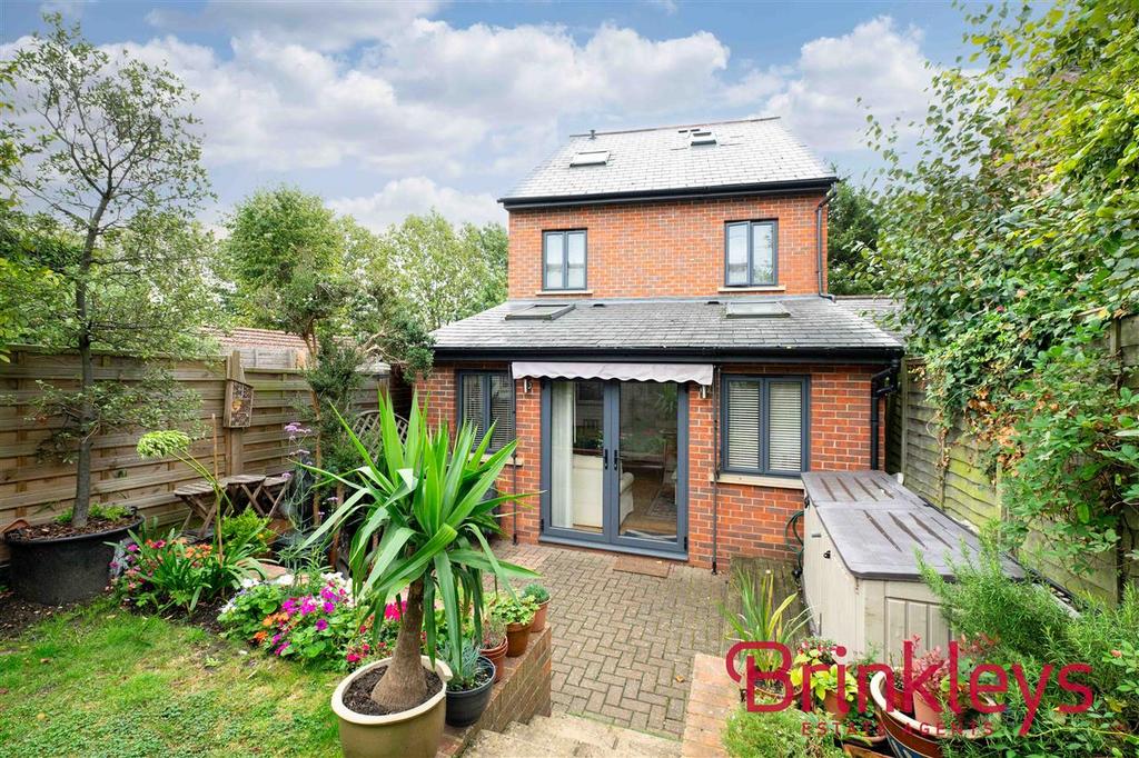 Strathearn Road, London 3 bed detached house £2,900 pcm (£669 pw)