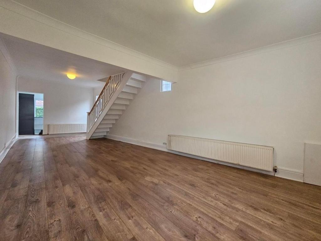 Bloomsbury Lane, Timperley 2 bed end of terrace house £1,150 pcm (£