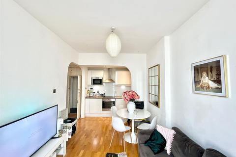 1 bedroom flat for sale, Gloucester Terrace, London