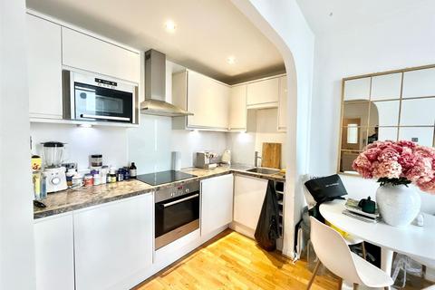 1 bedroom flat for sale, Gloucester Terrace, London