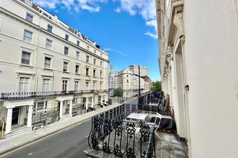 1 bedroom flat for sale, Gloucester Terrace, London