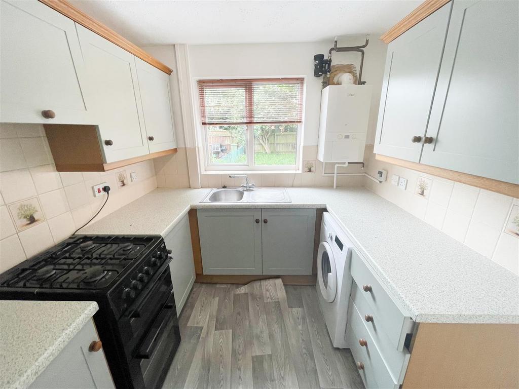 Greenwich Gardens, Newport Pagnell 3 bed end of terrace house £1,350