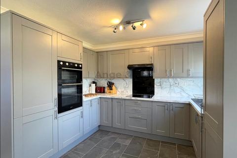 3 bedroom chalet for sale, Edgerton Road, Lowestoft