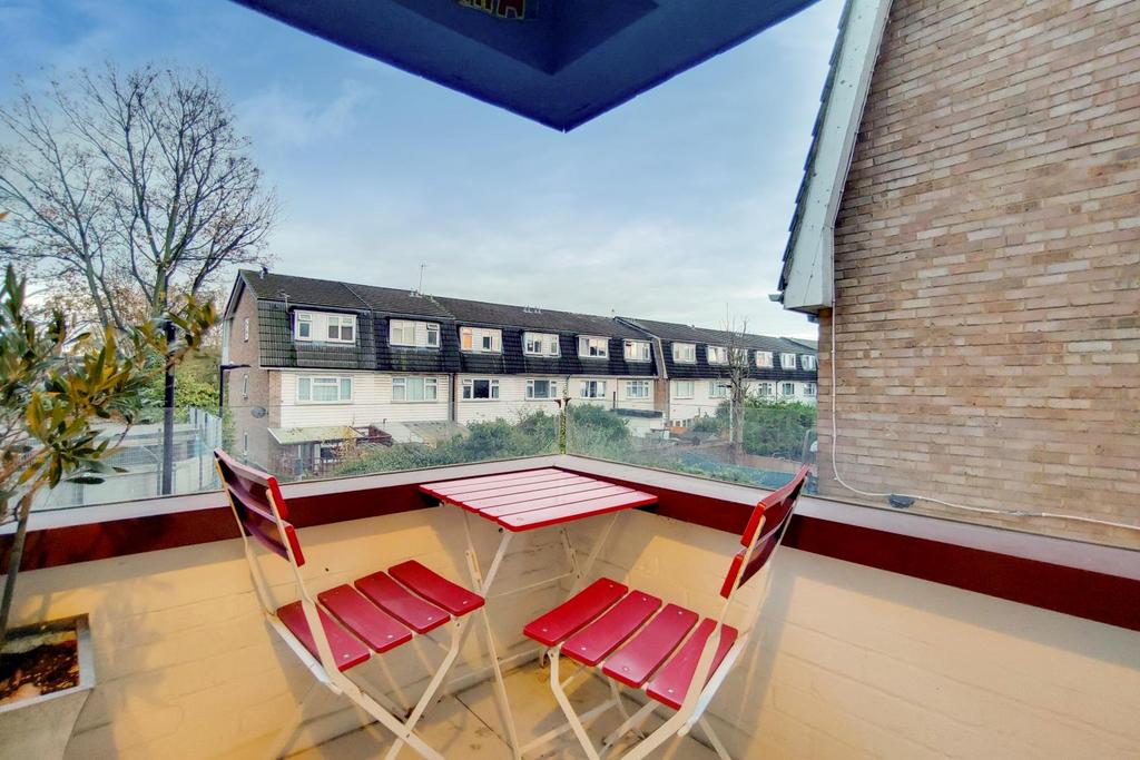 Atkinson Road, Canning Town, E16 1 bed flat £1,650 pcm (£381 pw)