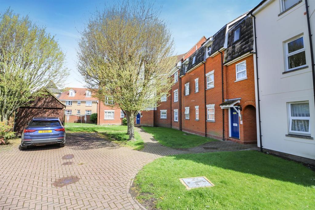 Tattersalls Chase, Southminster 1 bed apartment for sale £150,000