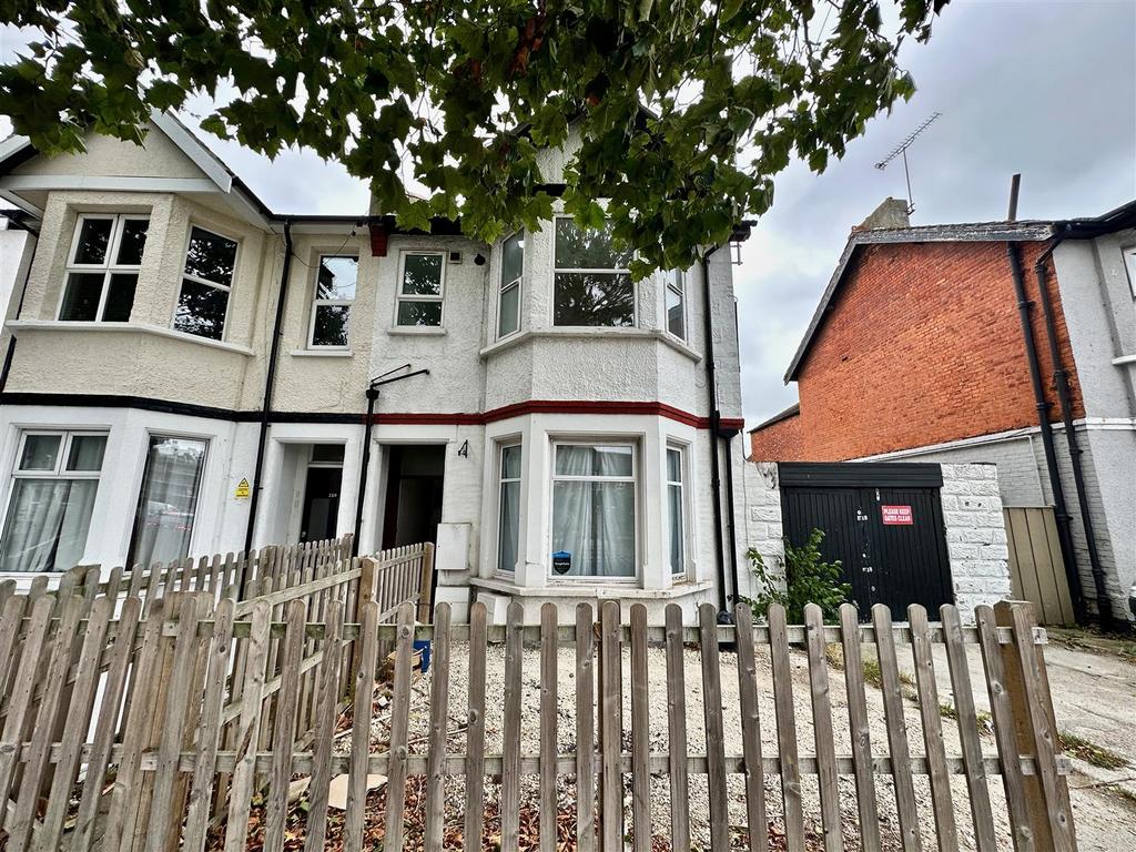 Hamlet Court Road, WestcliffOnSea 2 bed flat £1,195 pcm (£276 pw)