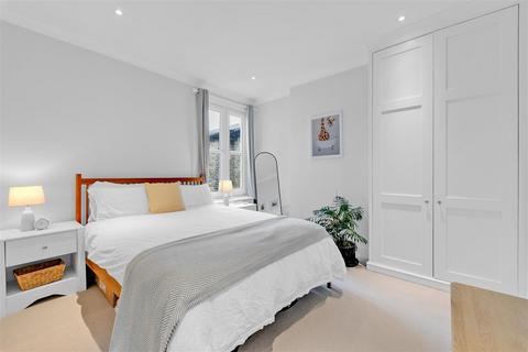 3 bedroom flat for sale - Astonville Street, London