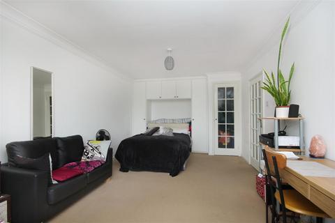 40, Greystoke Lodge Hanger Lane, London, W5 1EW