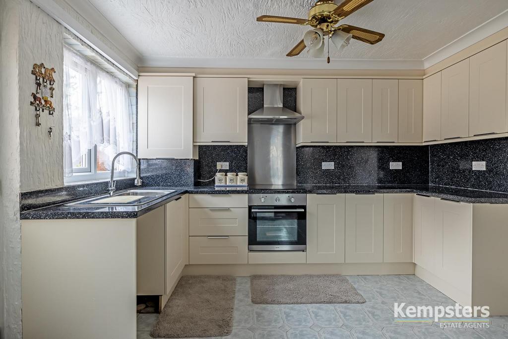 Kitchen 1.jpg