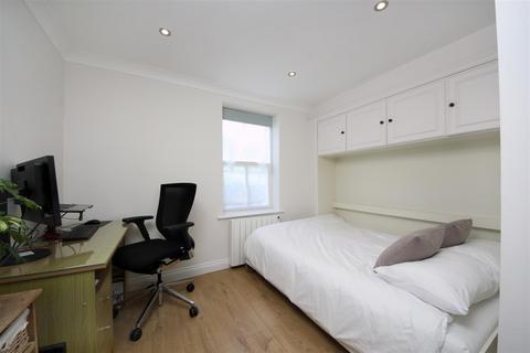 27 Alfred Close, London, W4 5UW