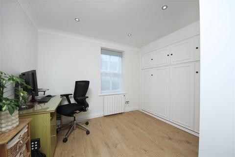 27 Alfred Close, London, W4 5UW