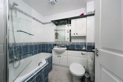 27 Alfred Close, London, W4 5UW