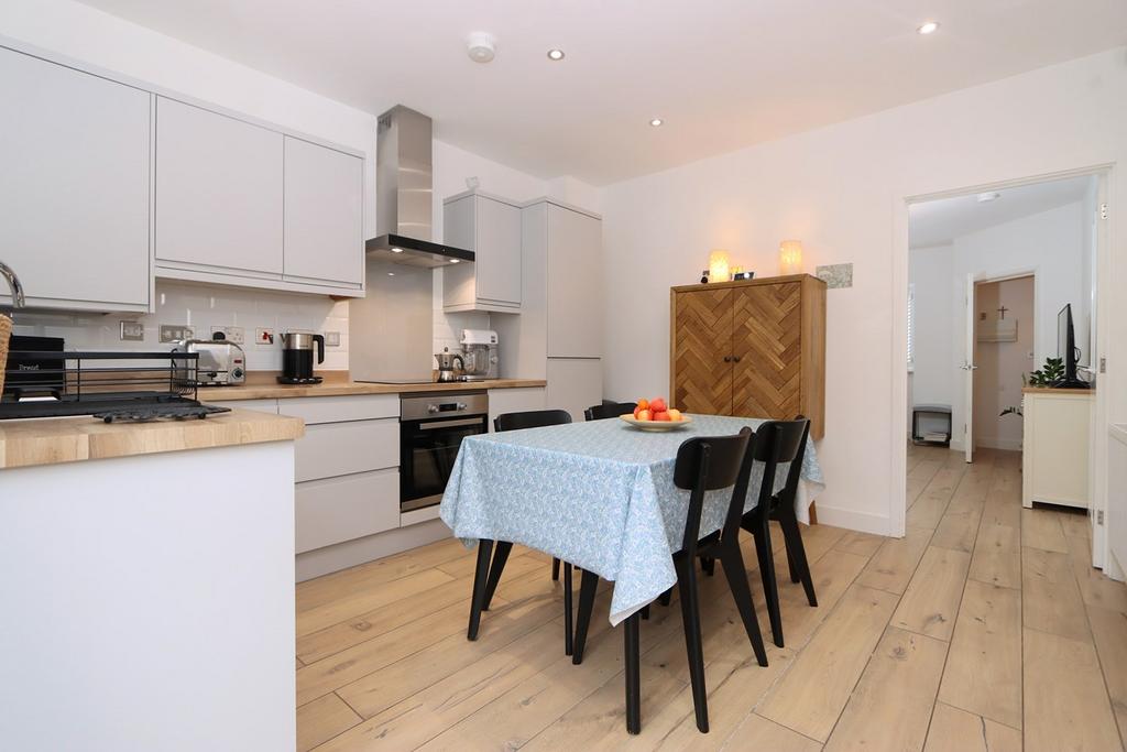 Chester Road North, Kidderminster, DY10 4 bed semidetached house for