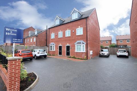 4 bedroom semi-detached house for sale, Chester Road North , Kidderminster, DY10