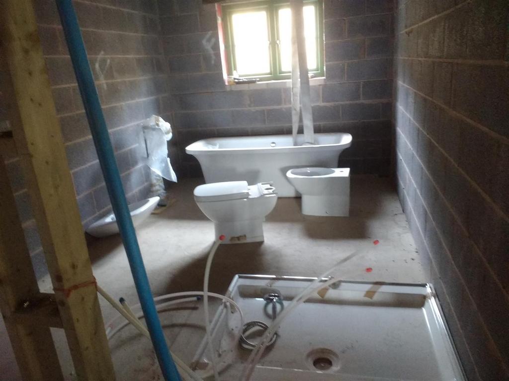 15 Main Bathroom.jpg