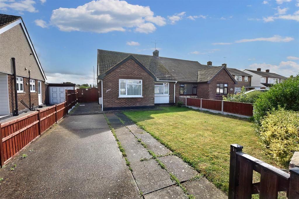 Hawkesbury Road, Canvey Island SS8 2 bed semidetached bungalow for