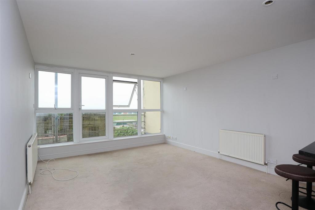 Seaside Road, St. LeonardsOnSea 2 bed flat £1,250 pcm (£288 pw)