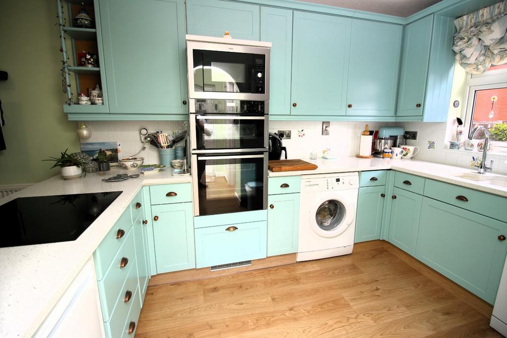 5 - kitchen.JPG