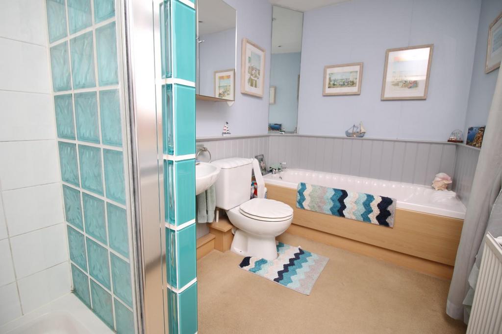 9 - bathroom.JPG
